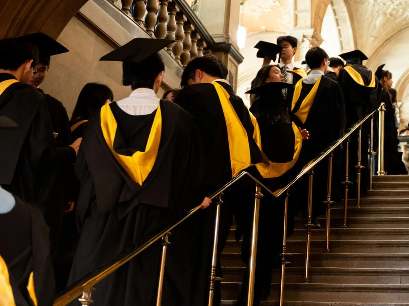 Выпускники Oxford International College в мантиях на церемонии вручения дипломов