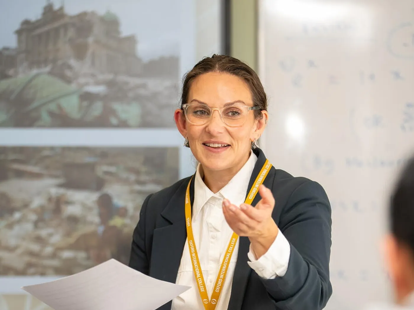 Преподаватель Oxford International College ведёт занятие у доски